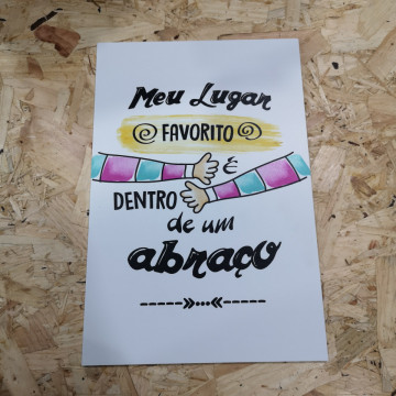 Placa Decorativa em PVC - Meu lugar favorito é dentro de um abraço.