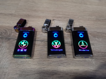 Isqueiro Plasma com logo iluminado.