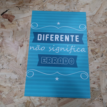 Placa Decorativa em PVC - Diferente não significa Errado