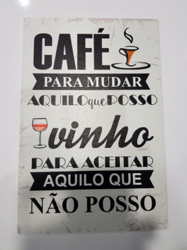 Placa Decorativa em PVC - Café para mudar aquilo que posso, Vinho para aceitar aquilo que não posso.