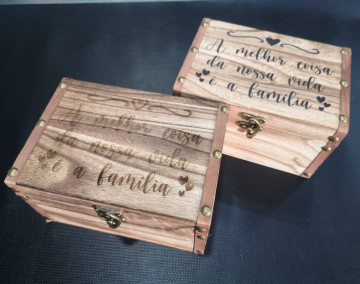 Caixa porta-fotos com frase personalizada.