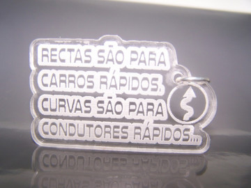 Porta Chaves de Acrílico com gravação "Rectas são para carros rápidos. Curvas são para condutores rápidos."