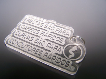 Porta Chaves de Acrílico com gravação "Rectas são para carros rápidos. Curvas são para condutores rápidos."