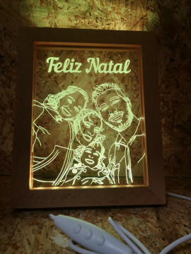 Moldura Iluminada Com Foto Convertida em Linhas