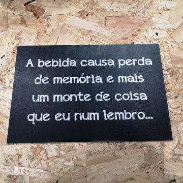 Placa Decorativa em PVC - A bebida causa perde de memória e mais um monte de coisas