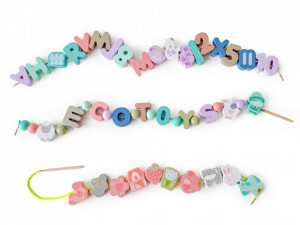 Litere si Cifre din Lemn, Ecotoys, Tip Margele, pentru Creare Siruri, Lantisoare si Bratari, 80 piese colorate