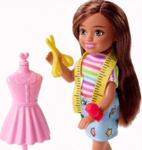 Set de joaca Barbie, Chelsea creatoare de moda cu accesorii, par saten, 15 cm