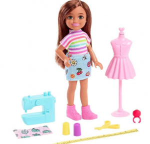 Set de joaca Barbie, Chelsea creatoare de moda cu accesorii, par saten, 15 cm