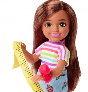 Set de joaca Barbie, Chelsea creatoare de moda cu accesorii, par saten, 15 cm