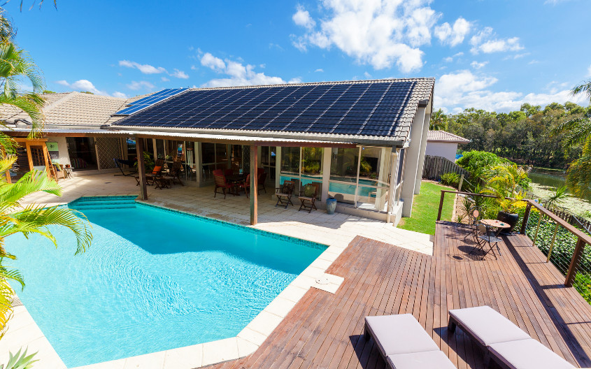 Cum să încălzești piscina folosind energia solară?