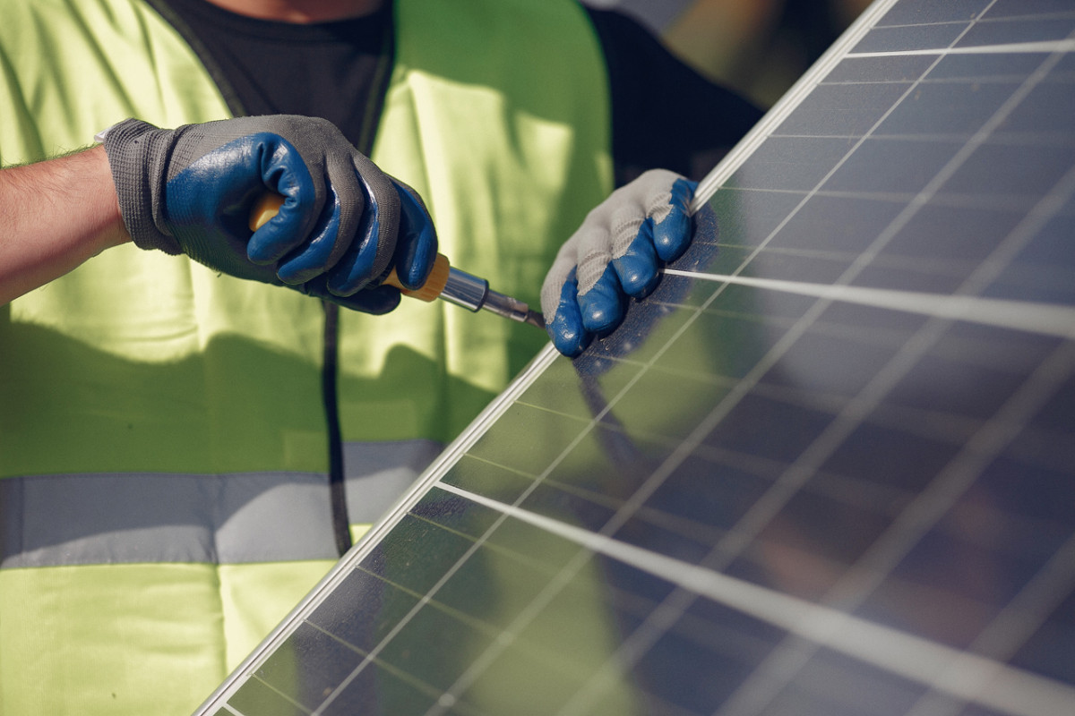 Merită să investim în panouri solare pentru curent?