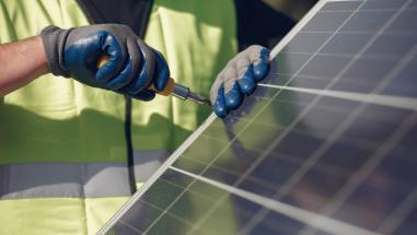 Merită să investim în panouri solare pentru curent?