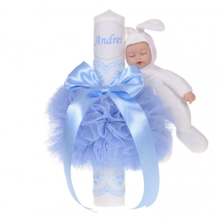 Lumanare botez personalizata, decor bleu cu tul, dantela si o jucarie iepuras, Denikos® 737