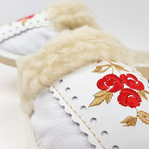 Papuci de Casa Dama Imblaniti cu Lana de Oaie Model 'Root Traditions' White