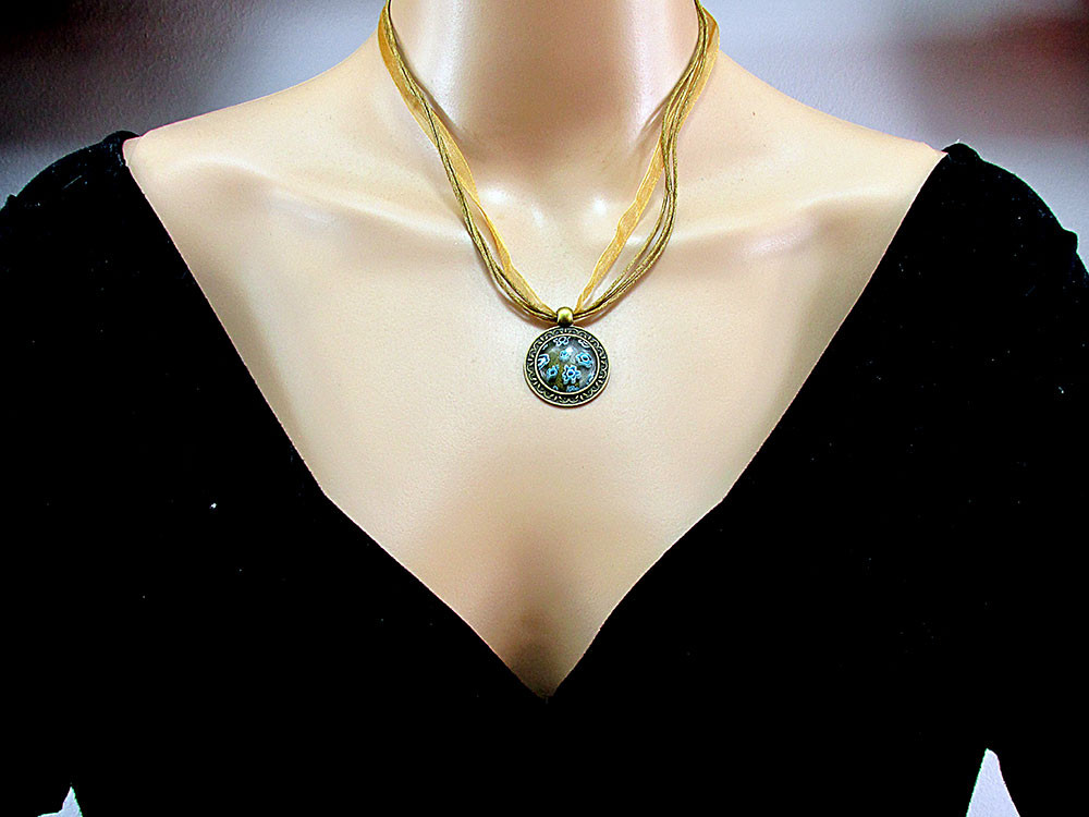 Colier Millefiori bleu in baza bronz antic