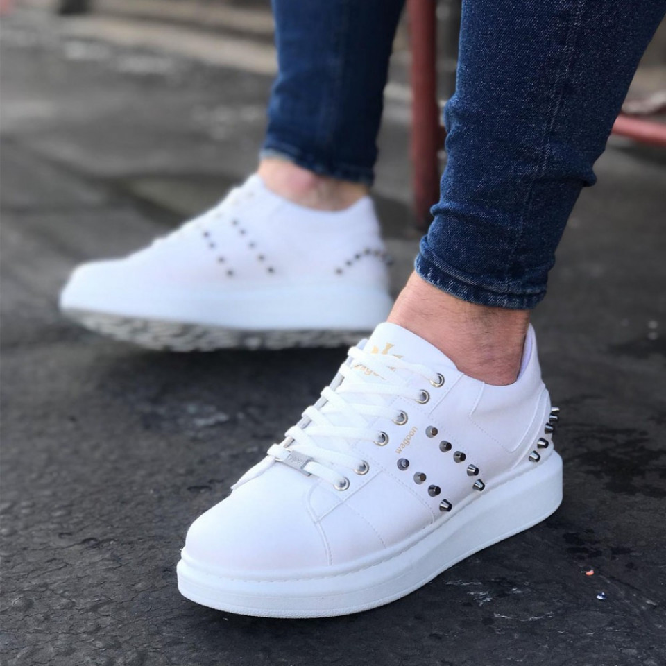 Pantofi sport barbati premium albi, cu aplicatii metalice, talpa foarte usoara