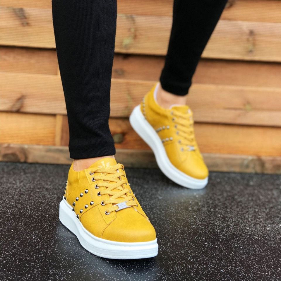 Pantofi sport barbati galbeni, cu aplicatii metalice, talpa din spuma