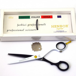 Set frizerie coafor Henbor model Ario04, 8 piese, cu foarfeca de tuns, pelerina, pamatuf, pulverizator, piepten
