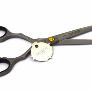 Set frizerie coafor Henbor model Ario02, 8 piese, cu foarfeca de tuns, pelerina, pamatuf, pulverizator, piepten