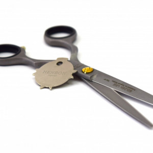 Set frizerie coafor Henbor model Ario02, 8 piese, cu foarfeca de tuns, pelerina, pamatuf, pulverizator, piepten