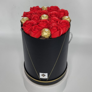 Aranjament floral Desire in cutie inalta cu 13 trandafiri rosii si Praline