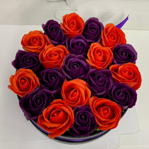 Aranjament floral Special Color in cutie rotunda cu 21 trandafiri sapun