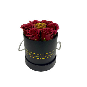 Aranjament floral Glamour Flower cutie rotunda neagra cu 7 trandafiri sapun