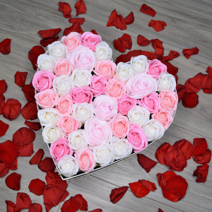 Aranjament floral Miracle Love cutie inima cu trandafiri sapun, alb roz aprins