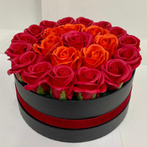 Aranjament floral Special Eternity cu 23 trandafiri sapun in cutie rotunda