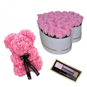 Set Cadou Aranjament floral cutie inima alba cu trandafiri roz de sapun, Ursulet floral Roz 25 cm si Paleta fard
