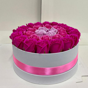 Aranjament floral cu 31 trandafiri sapun in cutie rotunda alba