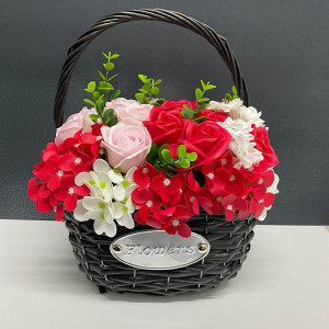 Aranjament floral cu trandafiri si orhidee de sapun in cosulet impletit