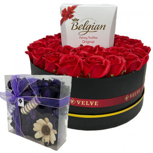 Aranjament floral in cutie rotunda, cu trandafiri din sapun, Trufe Belgian si Flori uscate parfumate, rosu