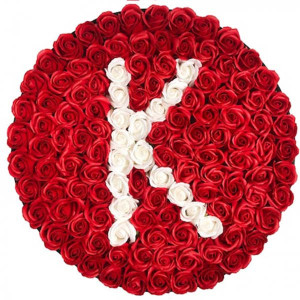 Aranjament floral personalizat cu litera, cutie rotunda neagra cu 125 trandafiri de sapun, K