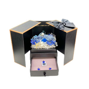 Cutie cu bijuterii, cercei si pandantiv cu cristale swarovski, trandafiri albastrii si hortensii criogenate, Ø 13 X 13 X 17