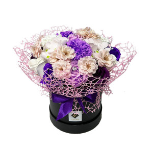 Aranjament floral Ametist cu flori de sapun, in cutie rotunda neagra, accesorizata cu funda si plasa sizal, mov-crem-alb