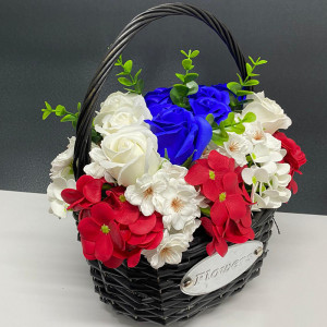 Aranjament floral cu trandafiri si orhidee de sapun in cosulet impletit