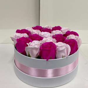Aranjament floral Special Color in cutie rotunda cu 21 trandafiri sapun