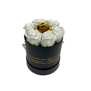 Aranjament floral Glamour Flower cutie rotunda neagra cu 7 trandafiri sapun