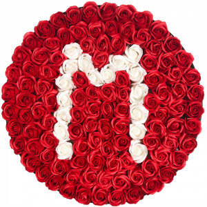 Aranjament floral personalizat cu litera, cutie rotunda neagra cu 125 trandafiri de sapun, M