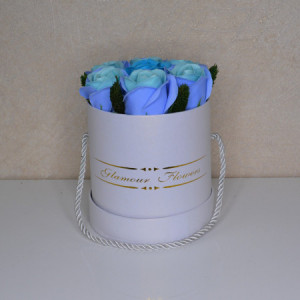 Aranjament floral Glamour Double Color cutie rotunda cu 7 trandafiri sapun in doua culori, blue