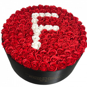 Aranjament floral personalizat cu litera, cutie rotunda neagra cu 135 trandafiri de sapun, F