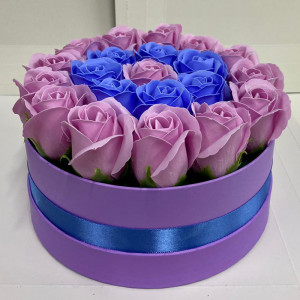 Aranjament floral Special Eternity in cutie rotunda cu 21 trandafiri sapun