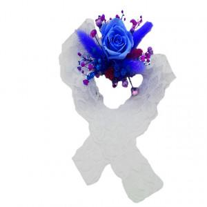 Bratara Jennye pentru domnisoara de onoare cu trandafiri, licheni, lagurus, broom criogenate, aceesorii si bentita din dantela, albastru inchis
