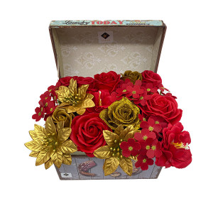 Aranjament floral in cutie tip cufar cu trandafiri, hortensii si craciunite de sapun, rosu gold