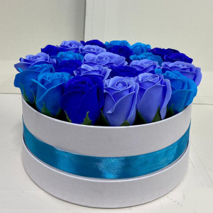 Aranjament floral Special Color in cutie rotunda cu 23 trandafiri sapun