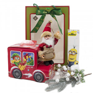 Pachet cadou Merry Christmas, Parfum pentru copii Minions 200 ml, cutie cu bomboane Roshen, figurina decorativa Mos Craciun si ornament crenguta de brad