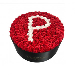 Aranjament floral personalizat cu litera, cutie rotunda neagra cu 101 trandafiri de sapun, P