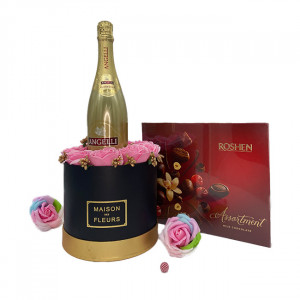 Set cadou Sweet Box, Aranjament cu trandafiri de sapun roz, Vin spumant Angeli Cuvee Gold, Praline de ciocolata Roshen Assortment
