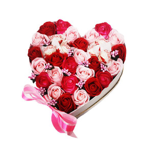 Aranjament floral personalizat, cutie alba in forma de inima cu trandafiri de sapun, rosu/roz